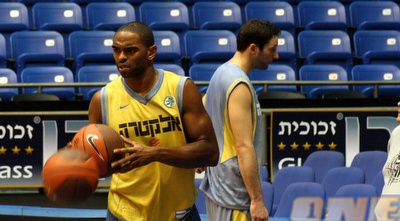 אלן אנדרסון עם שני כדורים באימון (בעז גורן)