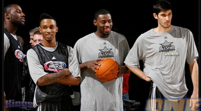 עומרי כספי עם ברנדון ג´נינגס וטייריק אוואנס לפני המשחק (Sacramento Bee)