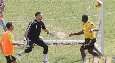 טוטו תמוז ואריאל הרוש באימון (גיא בן זיו)