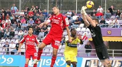 אלי לוי מקדים את ארקין ומעלה את מכבי ת&qout;א ליתרון (קובי אליהו)