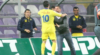 אבידור מקבל חיבוק מאבי נמני (קובי אליהו)