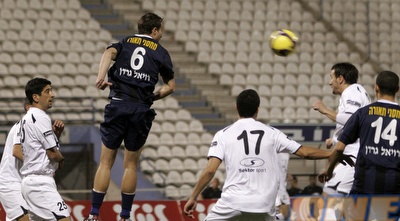 סבסטיאן סנסוני עולה לנגיחה. צפוי לחזור להרכב (שי לוי)