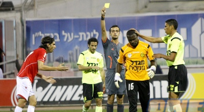 זטמה שולף את הכרטיס צהוב לזוגבו. בדש דורש אדום (אמיר לוי)