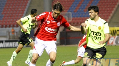 ברק בדש מול אוראל דגני. החלוץ מוליך את קבוצתו לניצחון (אמיר לוי)