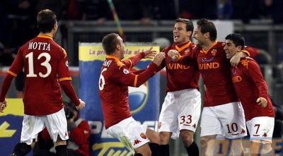 שחקני רומא חוגגים באולימפיקו. עוד צעד בדרך לליגת האלופות בעונה הבאה (רויטרס)