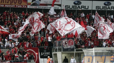 אוהדי הפועל ת&qout;א. התנפלו על הכרטיסים (רועי גלדסטון)