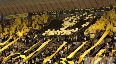 אוהדי בית&qout;ר והתפאורה המיוחדת למשחק. מטריפים את השחקנים (קובי אליהו)