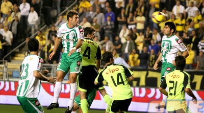 דבאלשווילי עולה לנגיחה בתוך רחבת בית&qout;ר (קובי אליהו)