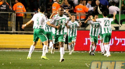 מכבי חיפה חוגגת את השער של מוחמד גדיר (קובי אליהו)