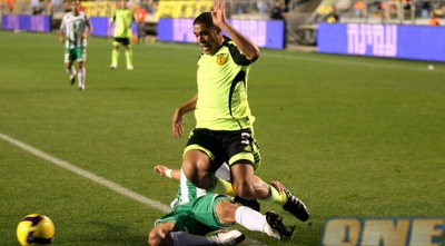 גדיר מכשיל את דנין בתוך הרחבה (קובי אליהו)