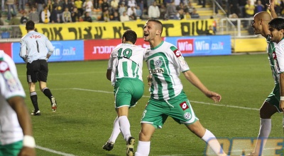 מכבי חיפה חוגגת. השחקנים יודעים שהמאבק עוד לא גמור (גיא בן זיו)