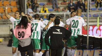 שחקני חיפה חוגגים. הם המכשול היחיד של עצמם (גיא בן זיו)