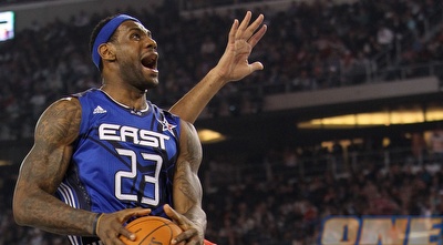 לברון ג´יימס מתעופף לסל (GettyImages)