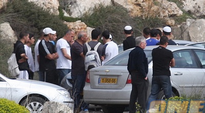 אוהדי בית&qout;ר מתגודדים סביב הרכבים של שחקני הקבוצה (גיא בן זיו)