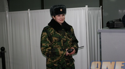 חיילת רוסייה בביקורת הדרכונים (רועי גלדסטון)