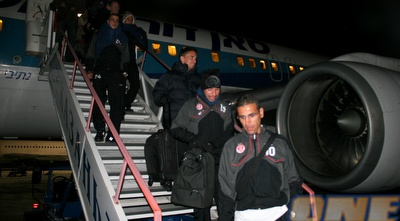 שחקני הפועל יורדים מהמטוס (רועי גלדסטון)