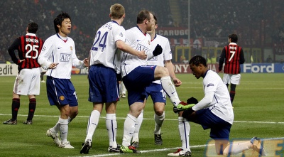 שחקני יונייטד חוגגים בסן-סירו. רגל וחצי ברבע גמר האלופות (רויטרס)