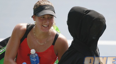 שחר פאר בסיום המשחק עם נציג/ה מהתחרות (רויטרס) שחר פאר בסיום המשחק עם נציג/ה מהתחרות (רויטרס)