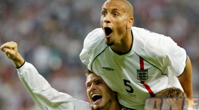 פרדיננד חוגג על בקהאם בתחילת דרכו בנבחרת (רויטרס)