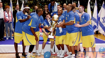 שחקני מכבי עם הגביע (אמיר לוי)