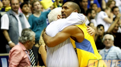 שארפ חוגג עם גרשון (אמיר לוי)