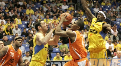 אובאנון פורץ לסל מול גרין. האיש של ראשל&qout;צ הערב (דרור עינב)