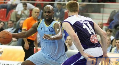 אדם בולינגר וכריס ווטסון (מנהלת הליגה) (ONE)