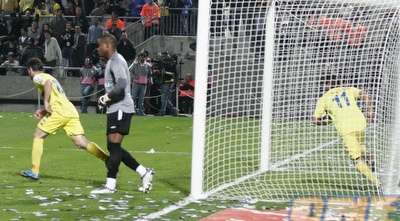 בוזגלו לוקח את הכדור אחרי השער (רועי גלדסטון)