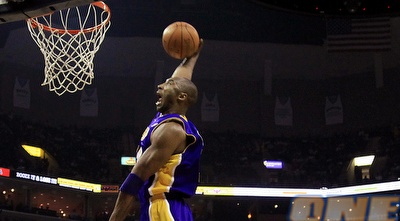 קובי בראיינט בדרך לסל. יכול וצריך להוביל את הלייקרס לאליפות המערב  (רויטרס)