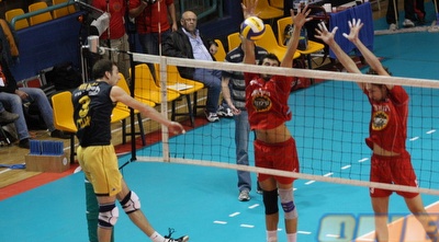 אריק הילמן מנחית (גיא בן זיו)