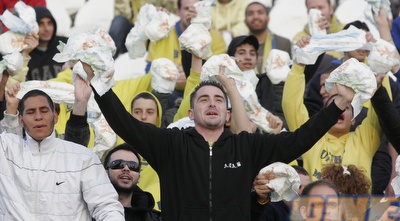 האוהדים של מכבי ת&qout;א מחזיקים חיתולים (שי לוי)