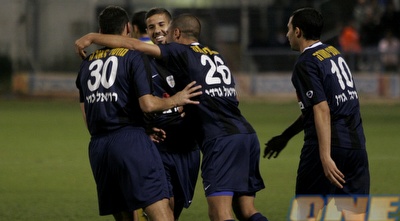 מכבי פתח תקווה חוגגת סביב יחיאל (שי לוי)