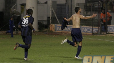 דובב גבאי חוגג ומוריד חולצה (שי לוי)