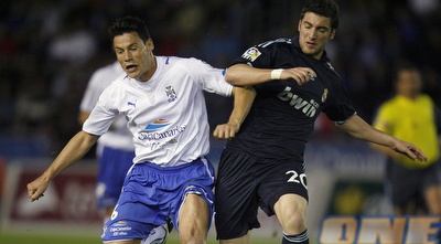 כאילו מתאמץ. היגוואין נאבק על הכדור מול טנריפה (רויטרס)