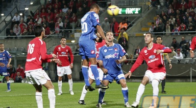 סרג´יניו קאדו נוגח לכיוון השער של וינסנט אניימה (רועי גלדסטון)