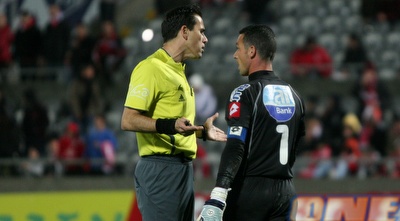 אסף קינן ומאיר כהן. חפצים  נזרקו לעברו של שוער סכנין (קובי אליהו)