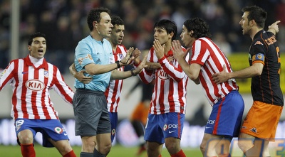 שחקני אתלטיקו מקיפים את השופט. קיבלו פנדל בסוף (רויטרס) שחקני אתלטיקו מקיפים את השופט. קיבלו פנדל בסוף (רויטרס)