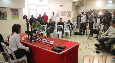 אלונה ברקת הבוקר במסיבת העיתונאים בה החליטה לעזוב (דרור עינב)