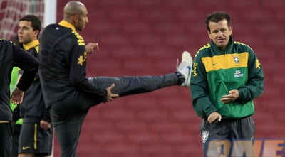 דונגה עם לואיסאו (רויטרס) דונגה עם לואיסאו (רויטרס)