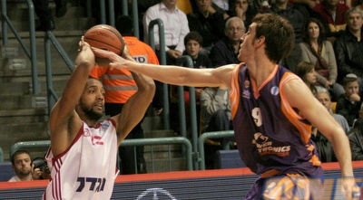 דיז´ון תומפסון מנסה לעבור את קלאבר (דרור עינב)