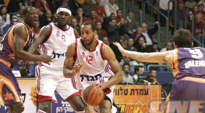 תומפסון חודר לסל. הגנה נהדרת של הפורוורד השאירה את י-ם במשחק (דרור עינב)