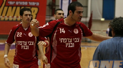 יותם טל בטירוף. הוביל את הנבחרת הצעירה לניצחון (קובי אליהו) יותם טל בטירוף. הוביל את הנבחרת הצעירה לניצחון (קובי אליהו)