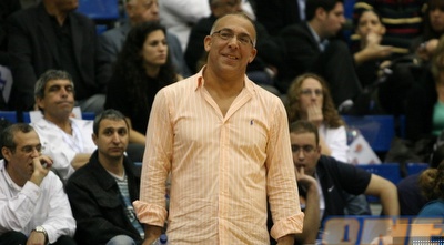 עדני דגן מחייך (קובי אליהו)