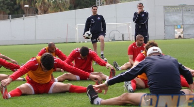 שלומי דורה ושחקני הפועל חיפה באימון (עמית מצפה)