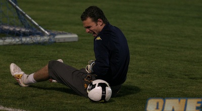 שטראובר נאנק מכאבים באימון הערב. אל דאגה, הכל בסדר עם השוער (אור שפונדר)