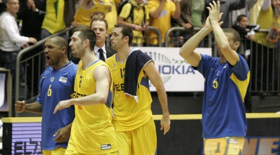 שחקני מכבי חוגגים בסיום. פרקינס: &qout;חושב רק על ניצחון במדריד&qout; (דרור עינב)