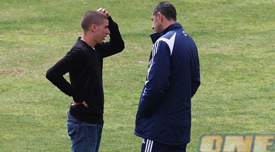 אמסלם משוחח עם ורד (גיא בן זיו) אמסלם משוחח עם ורד (גיא בן זיו)