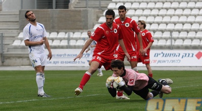 שגיא שטראוס קולט את הכדור לפני עמאשה (עמית מצפה)