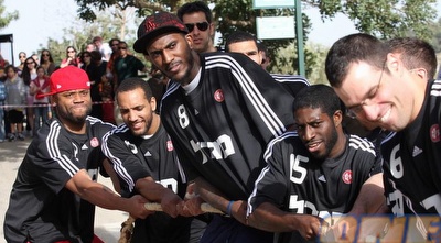 שחקני הפועל ירושלים בביקור בגן החיות (גיא בן זיו) שחקני הפועל ירושלים בביקור בגן החיות (גיא בן זיו)