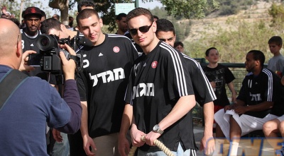 יובל נעימי מושך בחבל (גיא בן זיו) יובל נעימי מושך בחבל (גיא בן זיו)